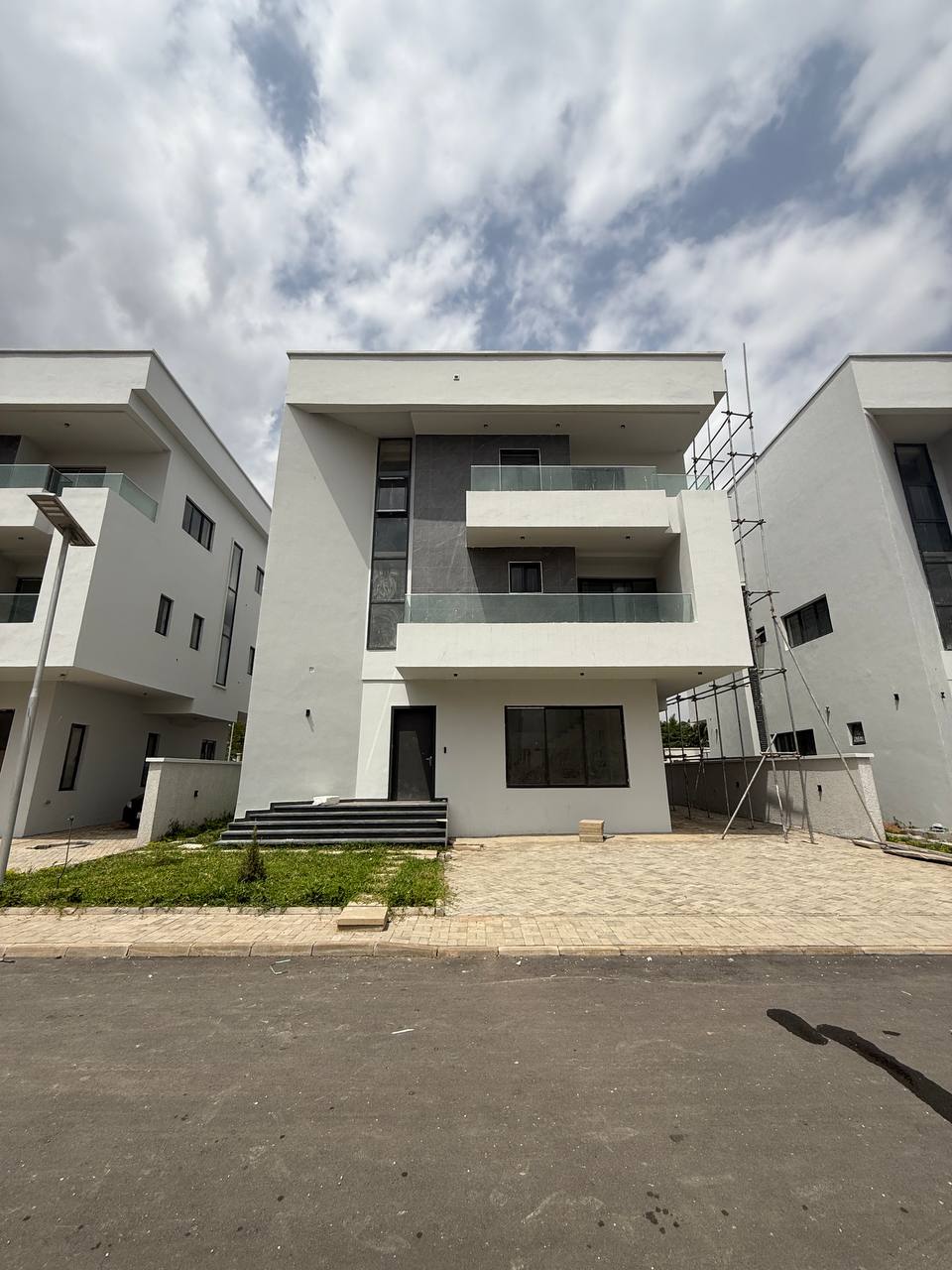 Comfort Redefined 5-Bedroom Detached Duplex with B...