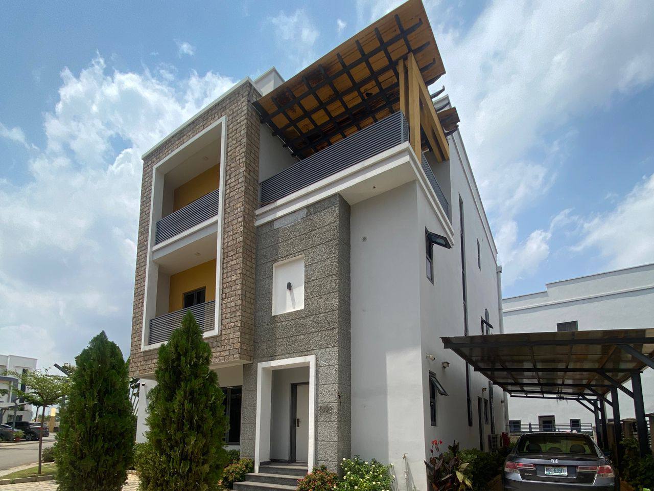 Luxurious 5-Bedroom Detached Duplex Fully Furnishe...